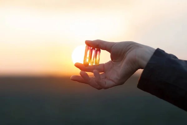 美しい女性 日光の下で両手小さな水晶 癒しの結晶概念撮影として使用できる背景 — ストック写真