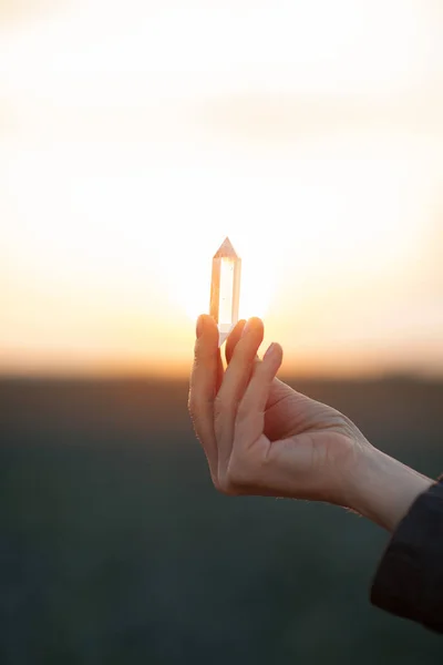 Mãos Mulher Bonita Segurando Pequenos Cristais Quartzo Luz Solar Tiro — Fotografia de Stock