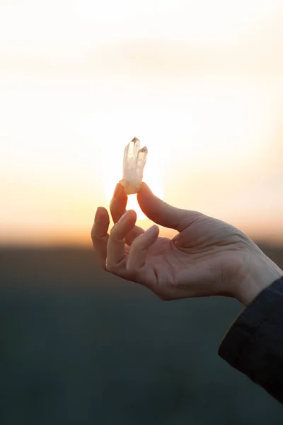 美しい女性 日光の下で両手小さな水晶 癒しの結晶概念撮影として使用できる背景 — ストック写真