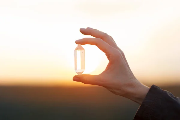 Küçük Kuvars Kristalleri Güneş Işığında Holding Güzel Kadın Eller Kristal — Stok fotoğraf