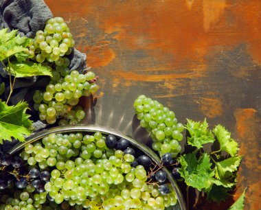 Rustik karanlık shabby chic masanın üzerine dekore edilmiş taze beyaz ve kırmızı üzüm arka plan olarak kullanılabilir