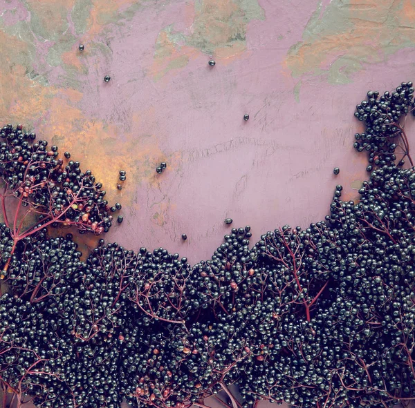 Elderberry Matang Segar Pelat Kayu Pedesaan Flatlay Dapat Digunakan Sebagai — Stok Foto