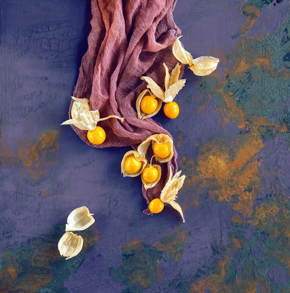 Sulu Olgun Sarı Physalis Bezle Rustik Ahşap Tahta Üzerinde Arka — Stok fotoğraf