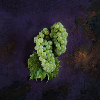 Rustik karanlık shabby chic masanın üzerine dekore edilmiş taze beyaz ve kırmızı üzüm arka plan olarak kullanılabilir