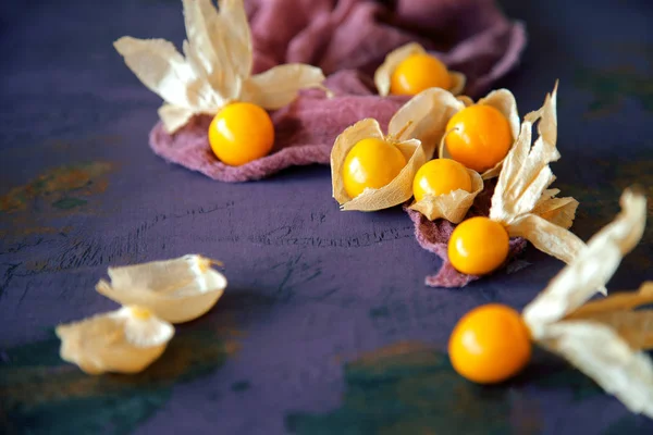 Juicy Ripe Yellow Physalis Rustic Wooden Board Cloth Can Used — Stock Photo, Image