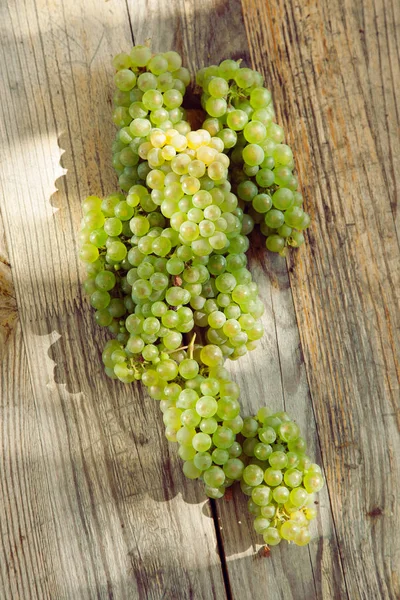 Uvas Blancas Rojas Frescas Decoradas Sobre Fondo Chic Liviano — Foto de Stock