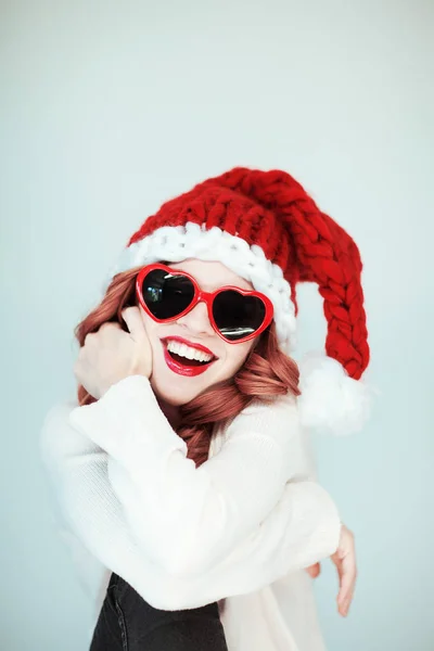 Piccolo Aiutante Babbo Natale Bella Giovane Donna Felice Con Cappello — Foto Stock