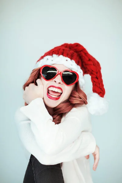 Piccolo Aiutante Babbo Natale Bella Giovane Donna Felice Con Cappello — Foto Stock