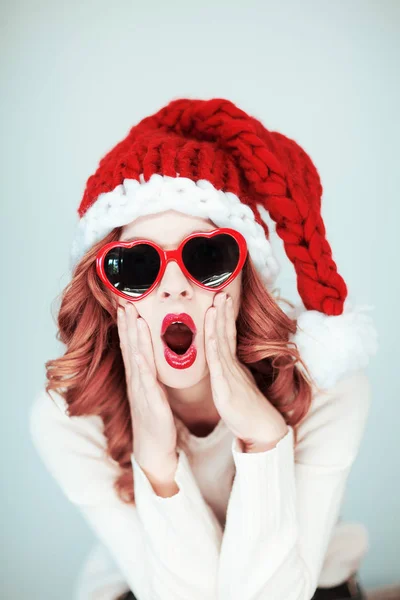 Piccolo Aiutante Babbo Natale Bella Giovane Donna Felice Con Cappello — Foto Stock