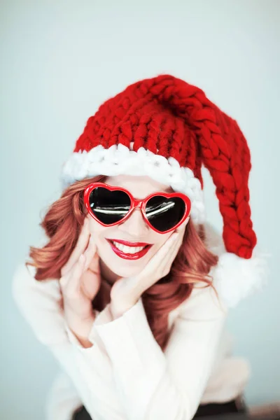 Piccolo Aiutante Babbo Natale Bella Giovane Donna Felice Con Cappello — Foto Stock