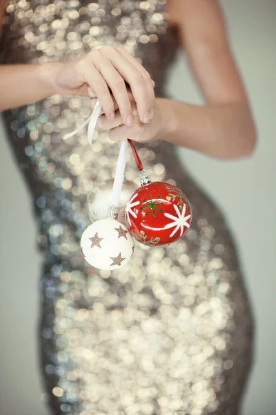 Las Manos Mujer Cierran Sosteniendo Adornos Navideños Frente Hermosa Forma — Foto de Stock