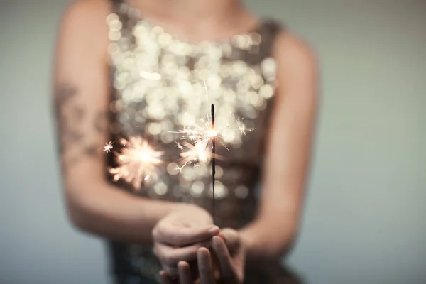 Frau Glitzerkleid Mit Wunderkerze Hände Nahaufnahme Romantischer Look Kann Als — Stockfoto