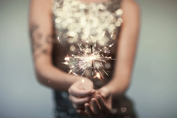 Nainen Glitter Mekko Tilalla Sparkler Lähikuva Kädet Romanttinen Ilme Voidaan — kuvapankkivalokuva
