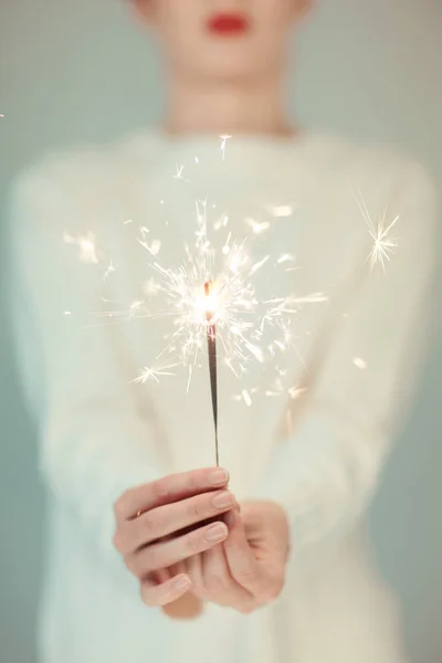 Belle Mani Donna Che Tengono Luci Scintillanti Accogliente Maglione Invernale — Foto Stock