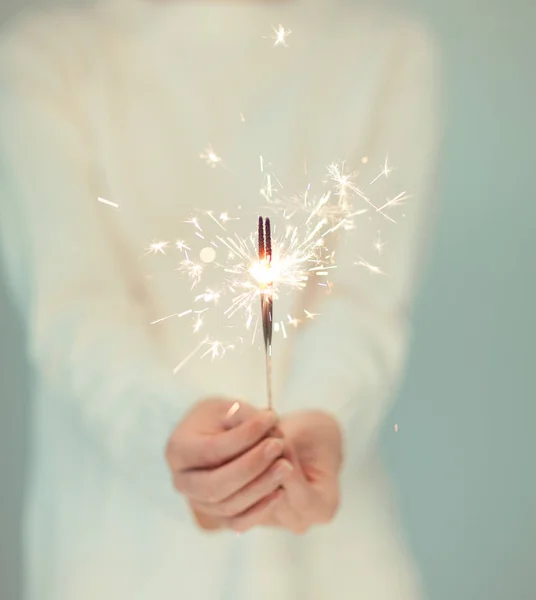 Schöne Frauenhände Mit Wunderkerzen Kuscheliger Heller Winterpullover Kann Als Hintergrund — Stockfoto