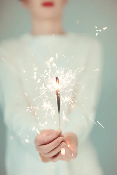 Mãos Bonitas Mulher Que Prendem Luzes Sparkler Suéter Acolhedor Brilhante — Fotografia de Stock