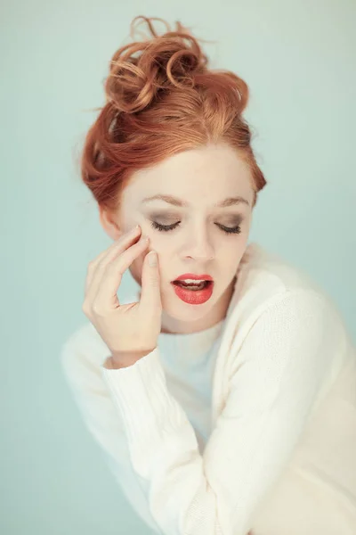 Portrét Krásné Mladé Ženy Dlouhé Červené Kudrnaté Vlasy Perfektní Make — Stock fotografie