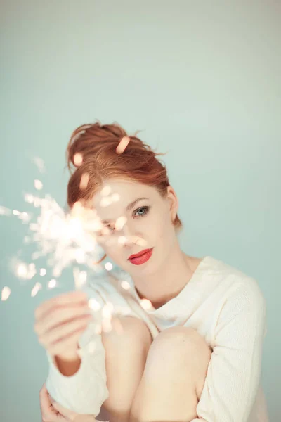 Krásná Žena Rudými Vlasy Drží Prskavka Světla Útulné Světlé Zimní — Stock fotografie