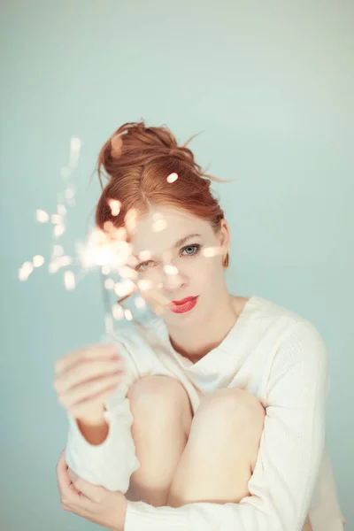 Mulher Bonita Com Cabelos Vermelhos Segurando Luzes Brilhantes Acolhedor Camisola — Fotografia de Stock