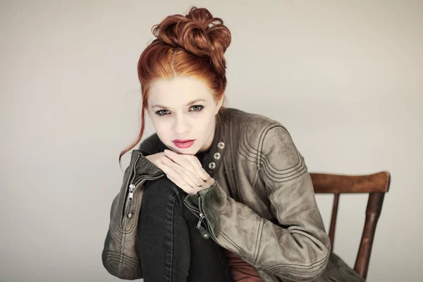 Retrato Uma Mulher Bonita Com Cabelo Encaracolado Vermelho Estilo Perfeito — Fotografia de Stock