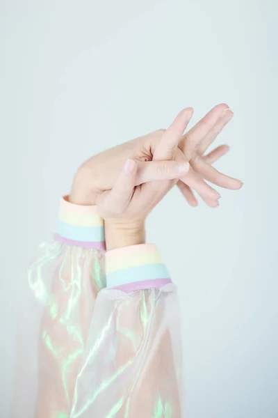 Красивая Женщина Руки Руки Носить Свитер Голографическим Эффектом Современный Авангардный — стоковое фото