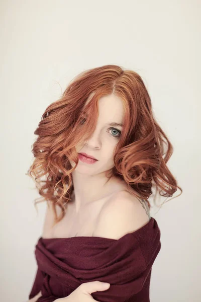赤くて長い巻き毛と完璧な美しい若い女性の肖像画を居心地の良い赤冬セーター 背景として使用することができます — ストック写真