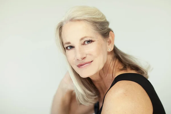 Atemberaubend Schöne Und Selbstbewusste Frau Besten Alters Mit Grauen Haaren — Stockfoto