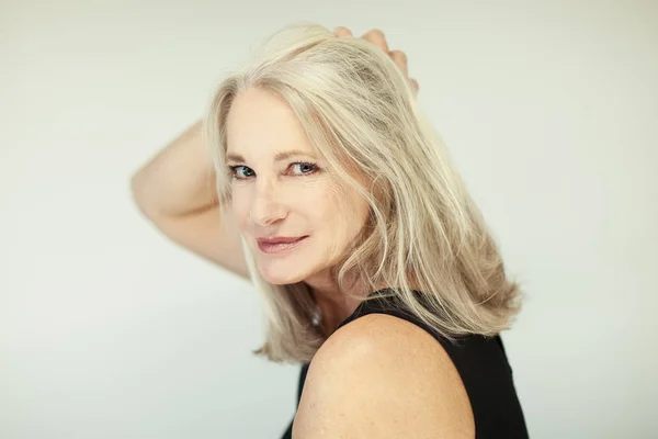 Splendida Bella Sicura Migliore Donna Invecchiata Con Capelli Grigi Sorridenti — Foto Stock