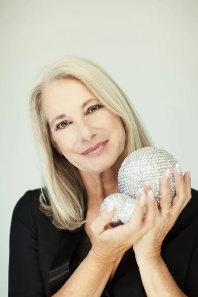 Splendida Bella Sicura Migliore Donna Invecchiata Con Capelli Grigi Sorridenti — Foto Stock