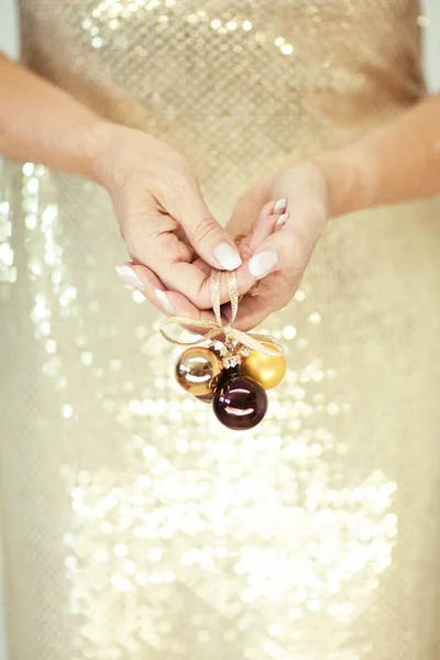 Vrouw Handen Close Houden Decoratie Kerstbal Tegenover Mooie Vrouw Lichaamsvorm — Stockfoto