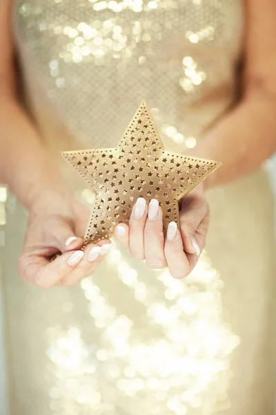 Vrouw Handen Close Houden Decoratie Kerstster Tegenover Mooie Vrouw Lichaamsvorm — Stockfoto