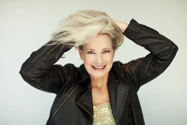 Atemberaubend Schöne Und Selbstbewusste Frau Besten Alters Mit Grauen Haaren — Stockfoto