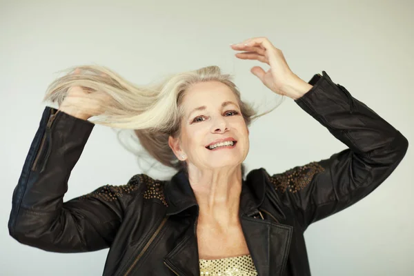 Splendida Bella Sicura Migliore Donna Invecchiata Con Capelli Grigi Sorridenti — Foto Stock