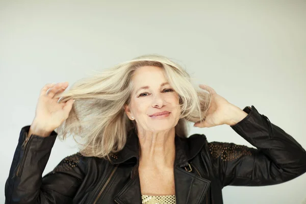 令人惊叹的美丽和自信的最佳老年妇女与灰色的头发微笑成相机 肖像与白色背景 — 图库照片