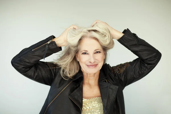 Impresionante Hermosa Segura Misma Mejor Mujer Edad Con Pelo Gris —  Fotos de Stock