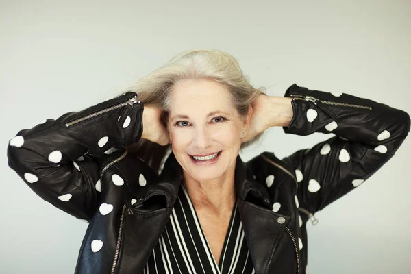 令人惊叹的美丽和自信的最佳老年妇女与完美的灰色头发 微笑到相机 肖像与白色背景 — 图库照片