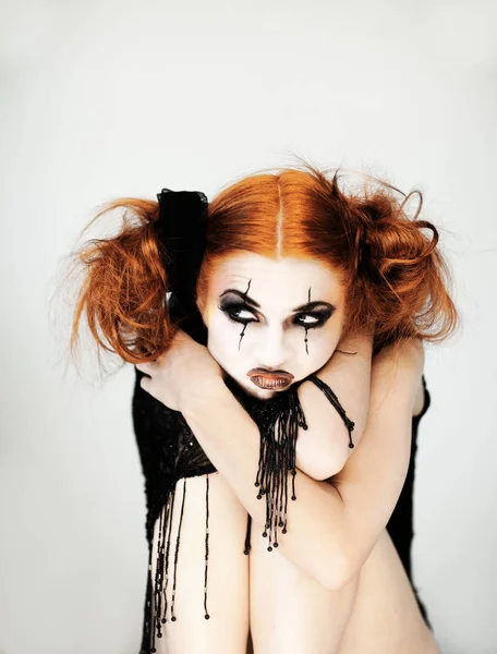 Belle Femme Mignonne Avec Maquillage Halloween Les Poses Cheveux Rouges — Photo