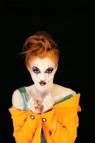 Belle Jeune Femme Avec Halloween Maquillage Des Poses Cheveux Rouges — Photo