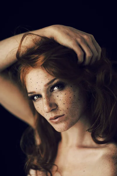 Hermosa Mujer Joven Con Pelo Rojo Pecas Retrato Sesión Belleza —  Fotos de Stock