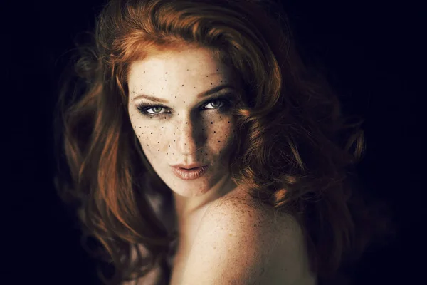 Piękna Młoda Kobieta Rude Włosy Piegi Portret Piękno Strzelać Ciemnym — Zdjęcie stockowe