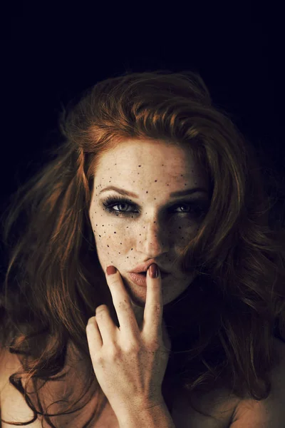 Красивая Молодая Женщина Рыжими Волосами Веснушками Портрет Красота Съемки Темном — стоковое фото