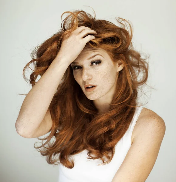 一个美丽的年轻妇女的肖像长红色卷曲的头发和雀斑 完美化妆 — 图库照片