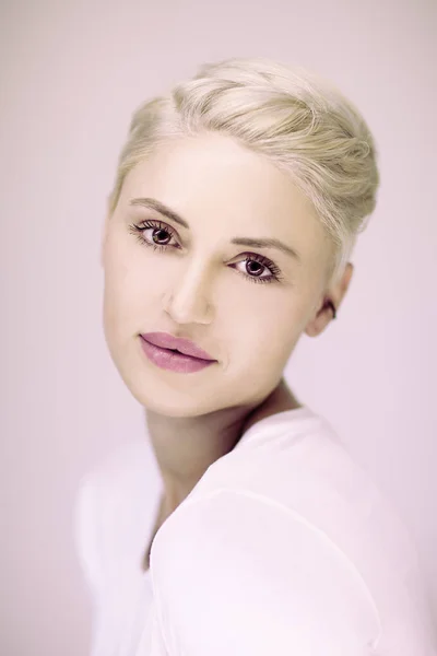 金髪ドイツ美女の完璧なメイクアップと編んだ髪とピンクのバラ色の唇と背景 — ストック写真