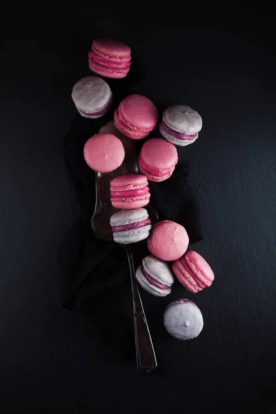 Flat Lay Van Zoete Roze Violet Frans Macaroon Cookies Zwarte — Stockfoto