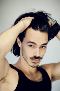 gülümseyen güzellik portre beyaz arka plan önünde çok çekici bir genç, atletik, kaslı adam