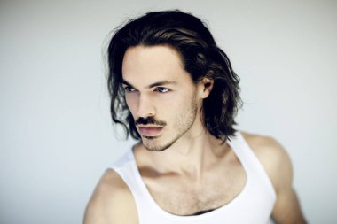 gülümseyen güzellik portre beyaz arka plan önünde çok çekici bir genç, atletik, kaslı adam