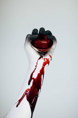 Ürpertici Halloween kadın canavar eli kanlı ve beyaz ile kol ve siyah yapmak vintage Kupası kan beyaz arka plan önünde gidiyor