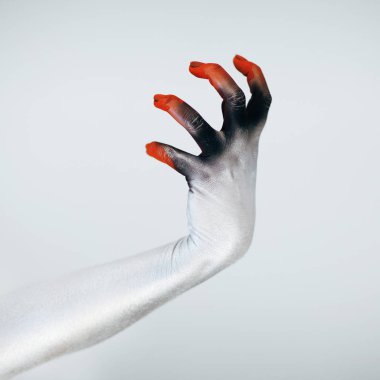 Korkunç Halloween canavar el ile beyaz, kırmızı ve siyah yapmak kadar beyaz arka plan önünde