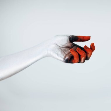 Korkunç Halloween canavar el ile beyaz, kırmızı ve siyah yapmak kadar beyaz arka plan önünde