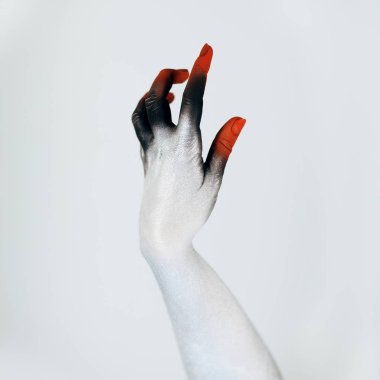 Korkunç Halloween canavar el ile beyaz, kırmızı ve siyah yapmak kadar beyaz arka plan önünde